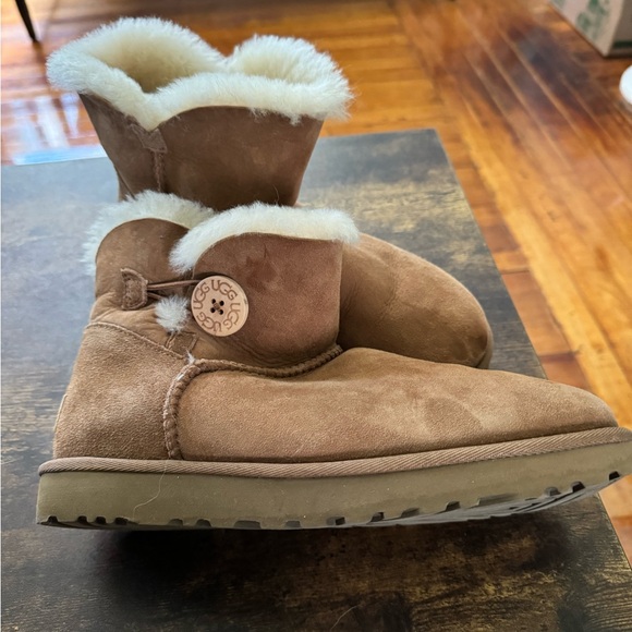 Uggs 8.5 mini - Picture 2 of 2